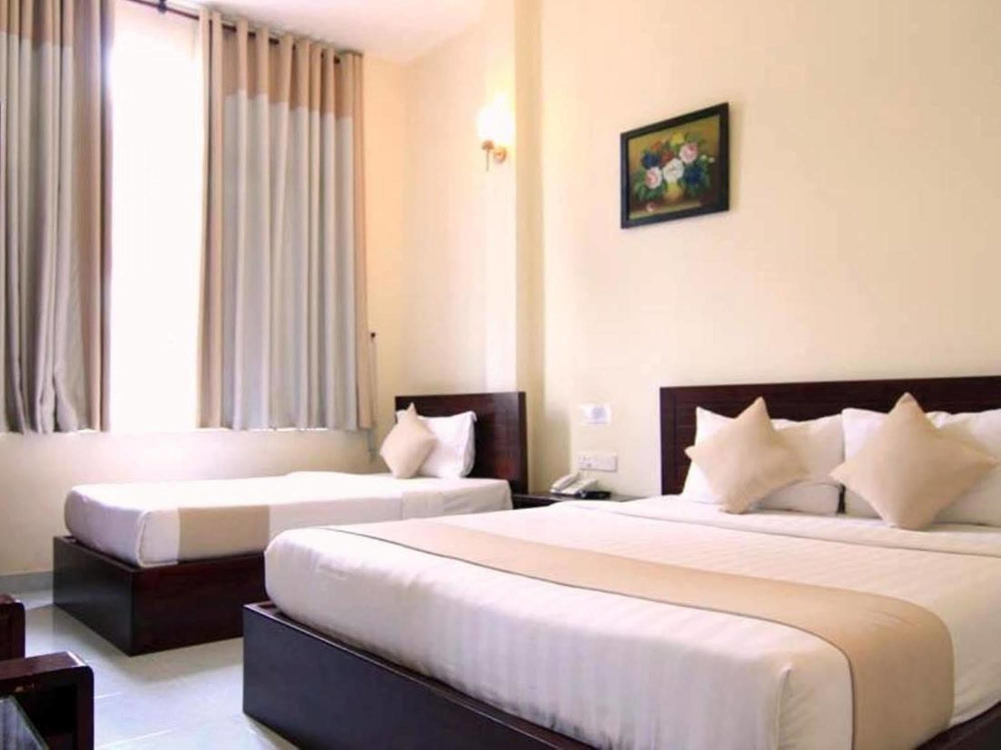 Oyo 438 Small Bay Hotel مدينة هوشي منه المظهر الخارجي الصورة