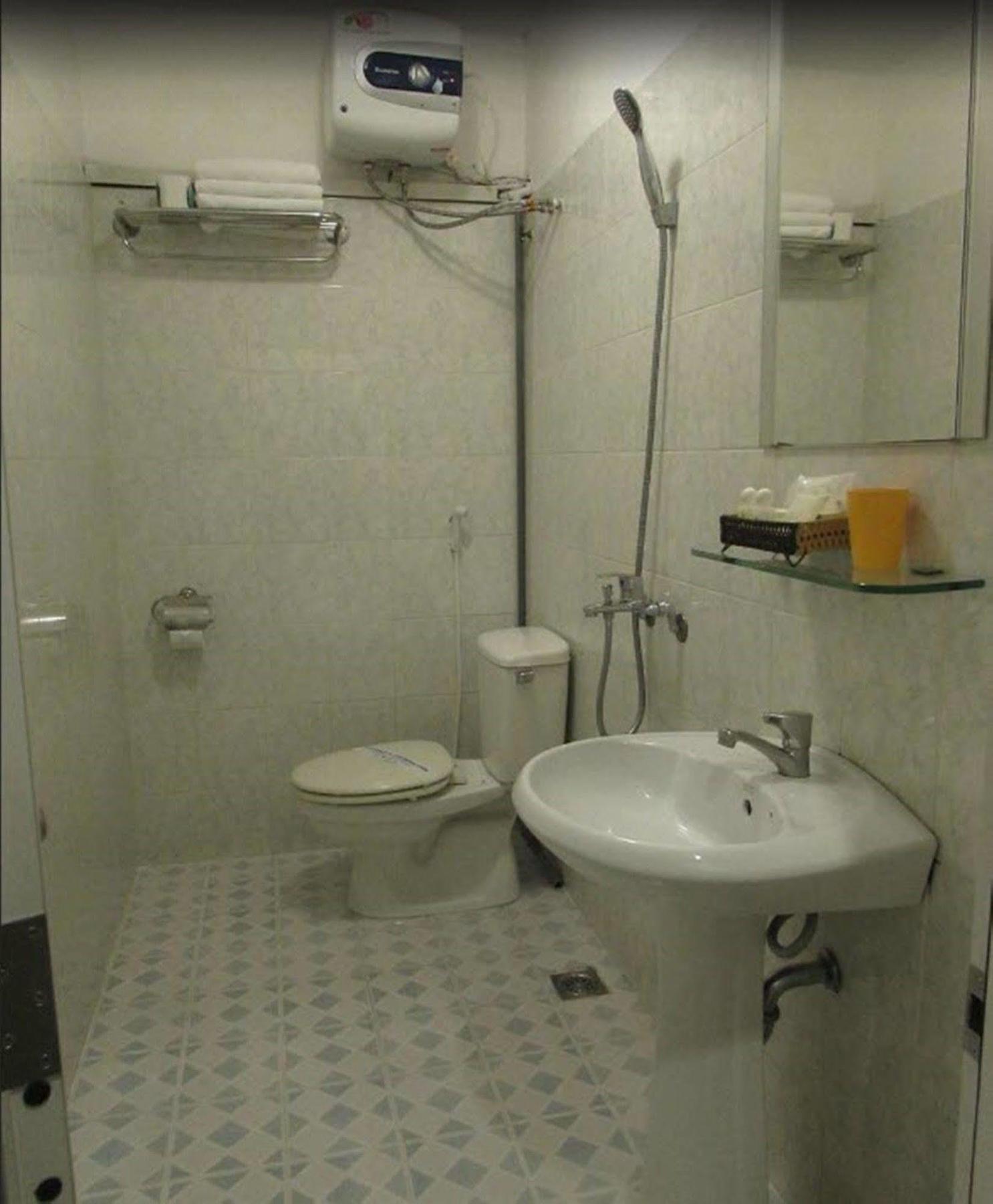 Oyo 438 Small Bay Hotel مدينة هوشي منه المظهر الخارجي الصورة