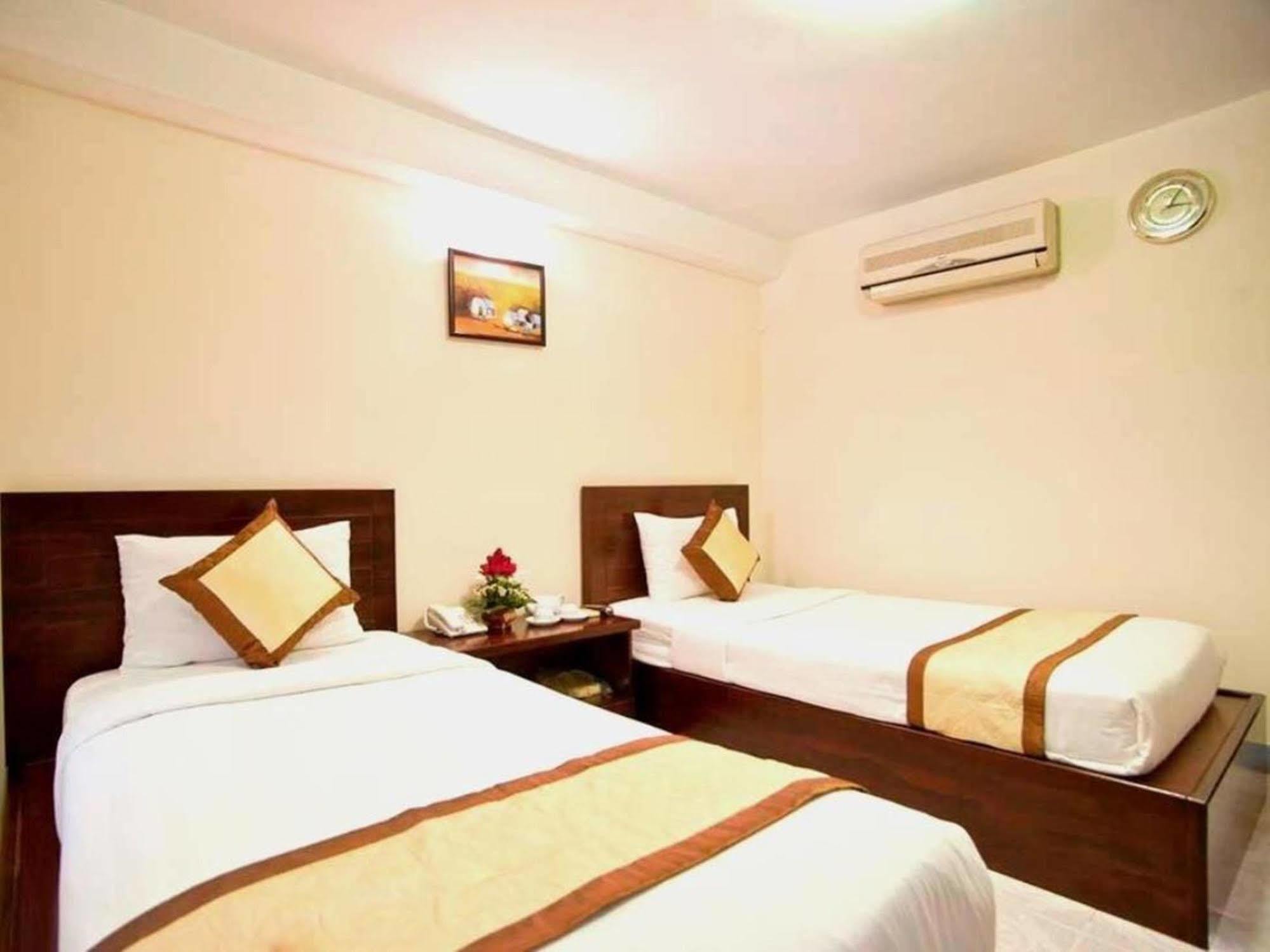 Oyo 438 Small Bay Hotel مدينة هوشي منه المظهر الخارجي الصورة