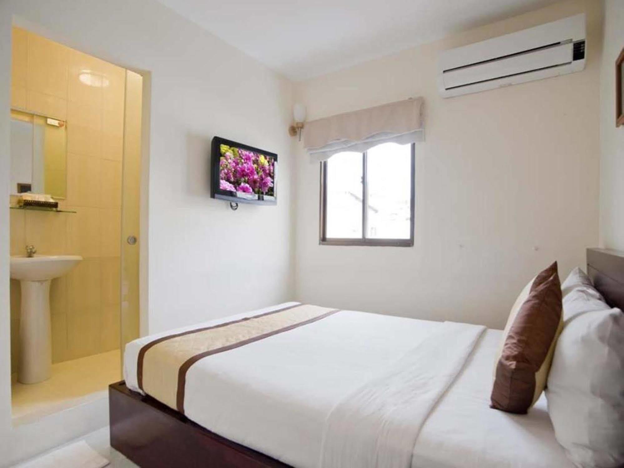 Oyo 438 Small Bay Hotel مدينة هوشي منه المظهر الخارجي الصورة